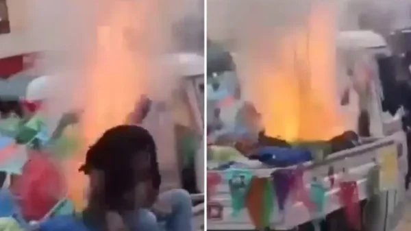 Niña se salva por segundos de explosión de mototaxi con pirotecnia en Oaxaca | VIDEO