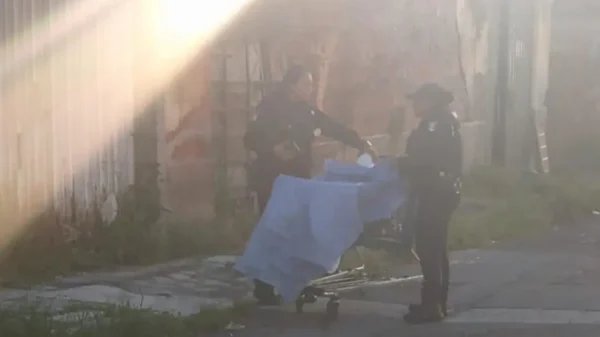 Abandonan cuerpo de una mujer dentro de un carrito de supermercado en Puebla