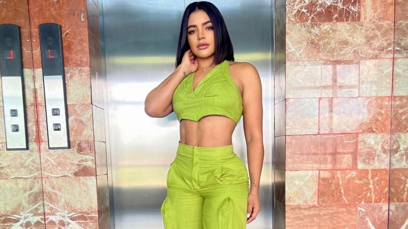 La modelo que se quitó la blusa en programa en vivo