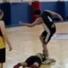 Video: Jugador de básquetbol pisa la cabeza de su contrincante en pleno partido en Buenos Aires, Argentina