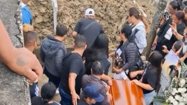 repartidor de flores cae en fosa durante funeral en Ecuador