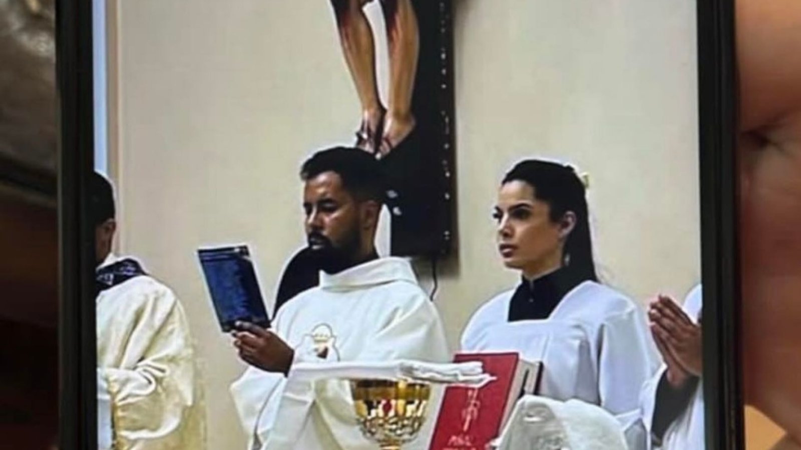 Sacerdote es sorprendido semidesnudo con la prometida de un feligrés en Brasil y el video circula en redes