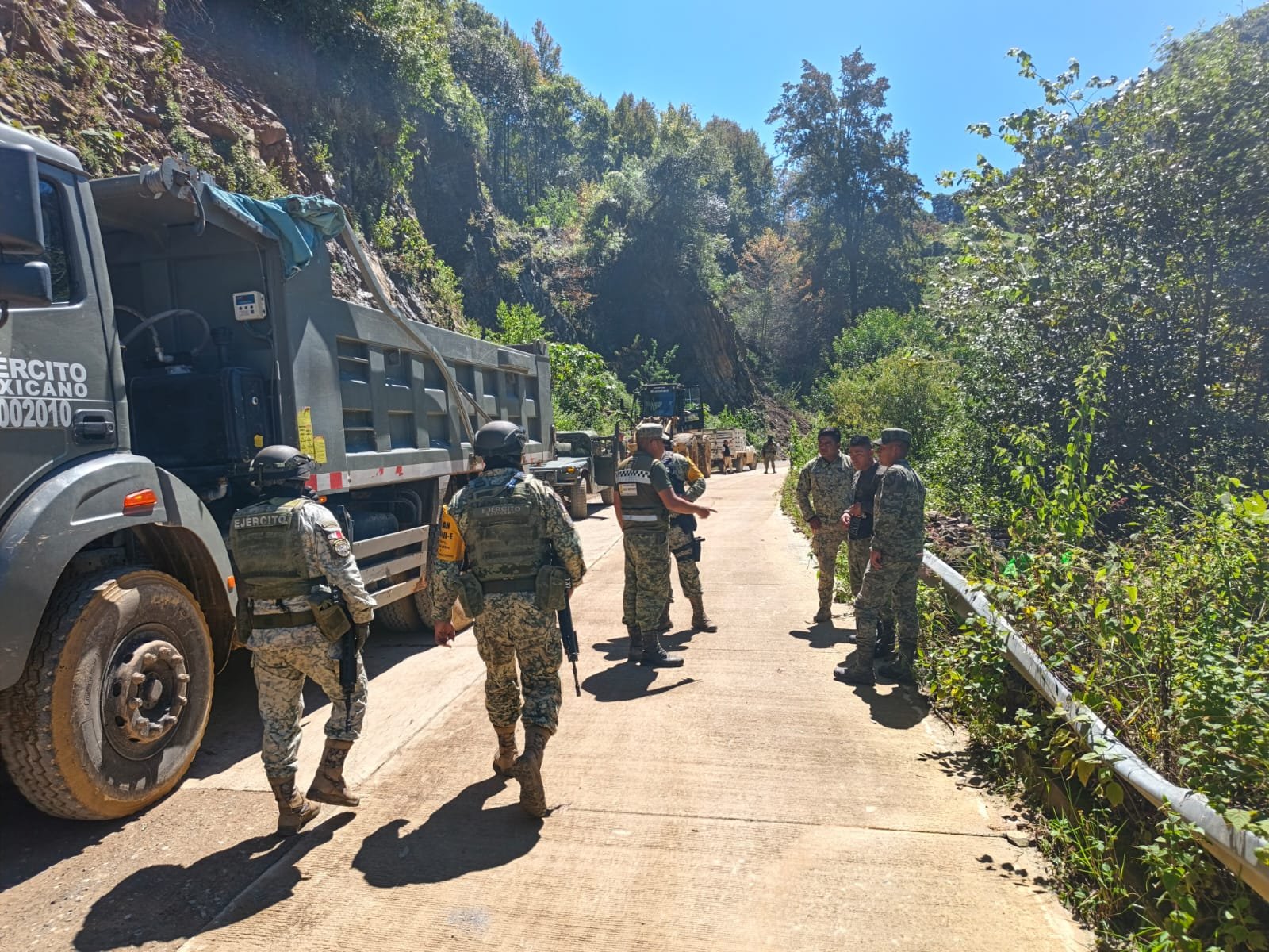 Ejército Mexicano despliega maquinaria pesada para atender afectaciones por lluvias en cuatro estados