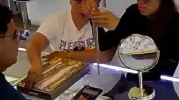 VIDEO | Dos mujeres roban cadena de oro valuada en 50 mil pesos en joyería del Centro Histórico de Puebla