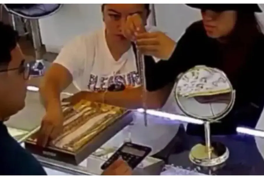 VIDEO | Dos mujeres roban cadena de oro valuada en 50 mil pesos en joyería del Centro Histórico de Puebla