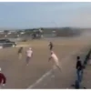 VIDEO: Sujeto en camioneta irrumpe en cancha y atropella a dos personas en Guanajuato; ambos murieron