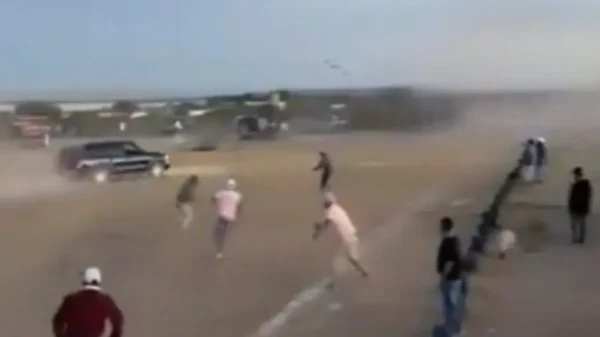VIDEO: Sujeto en camioneta irrumpe en cancha y atropella a dos personas en Guanajuato; ambos murieron