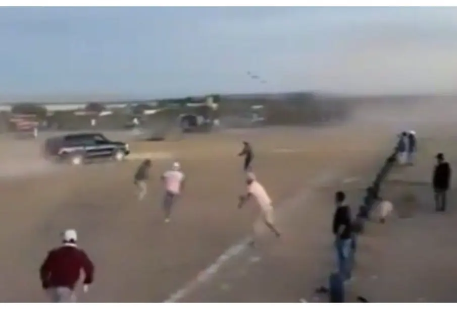 VIDEO: Sujeto en camioneta irrumpe en cancha y atropella a dos personas en Guanajuato; ambos murieron