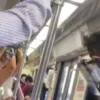 Video: Muere joven al viajar colgado de una ventana del tren ligero