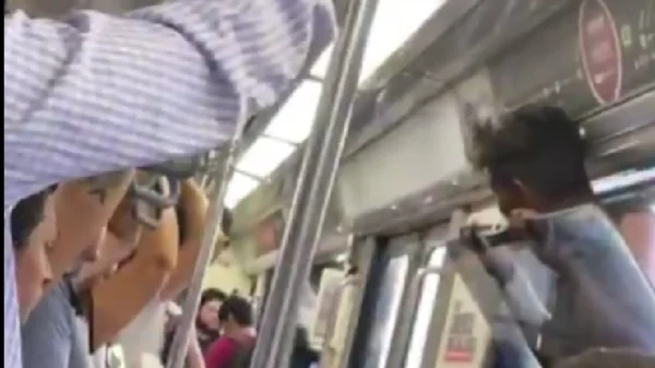 Video: Muere joven al viajar colgado de una ventana del tren ligero
