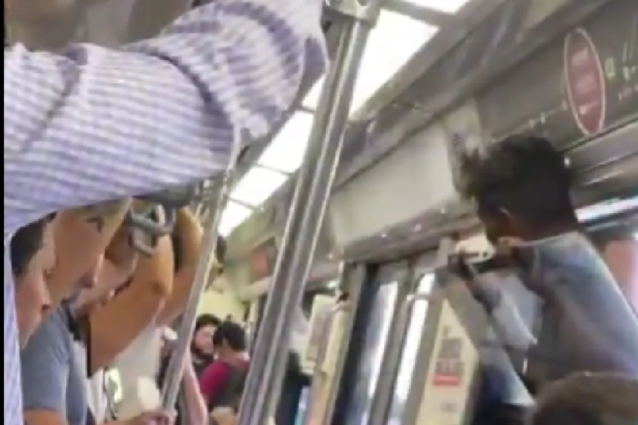 Video: Muere joven al viajar colgado de una ventana del tren ligero