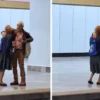 Video: Abuelitos 'derriten' corazones mientras bailan esperando el Metro