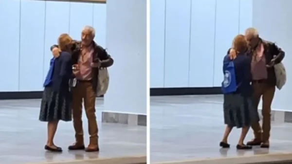Video: Abuelitos 'derriten' corazones mientras bailan esperando el Metro