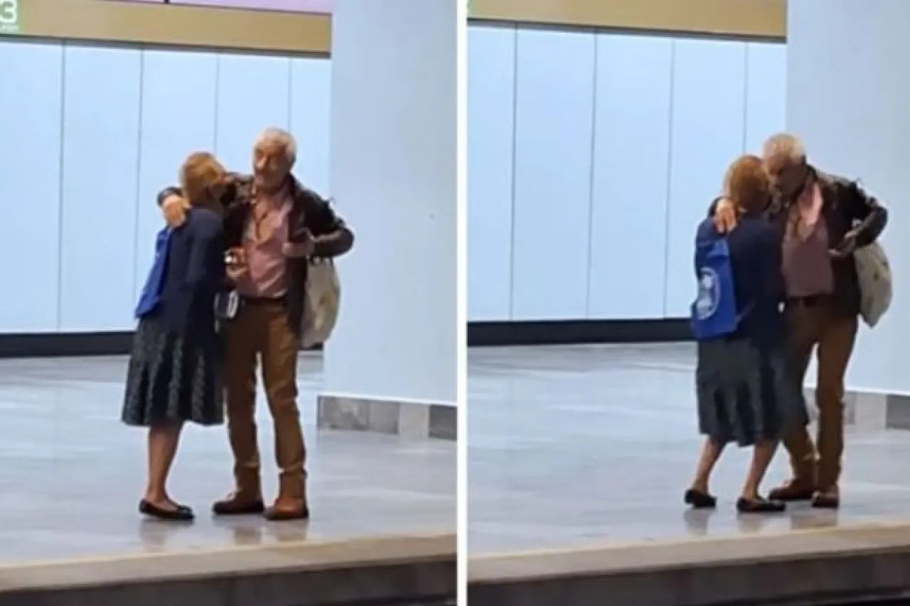 Video: Abuelitos 'derriten' corazones mientras bailan esperando el Metro
