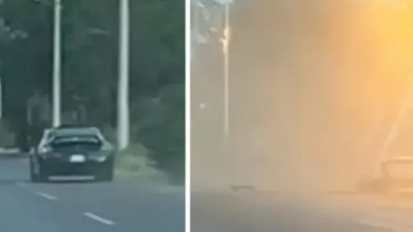 VIDEO: Conductor se estrella y derriba tres postes de luz durante presunta carrera clandestina en Escobedo