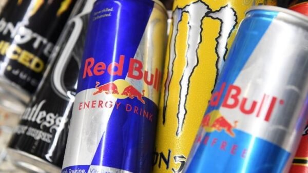 Prohíben venta de bebidas energizantes a menores; tiendas pedirán INE
