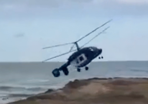 VIDEO | Helicóptero turístico se estrella contra una casa en Rusia