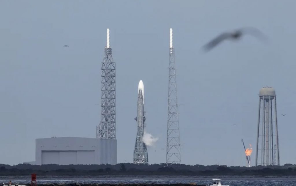 Blue Origin logra histórico aterrizaje marítimo del New Glenn tras misión Escapade