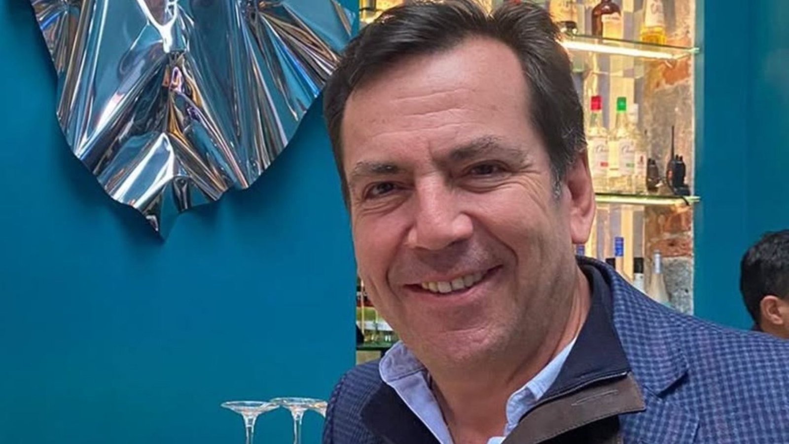 Lalo Salazar besando a mujer