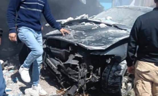 Auto impacta contra una vivienda al celebrarse arrancones en Oriental