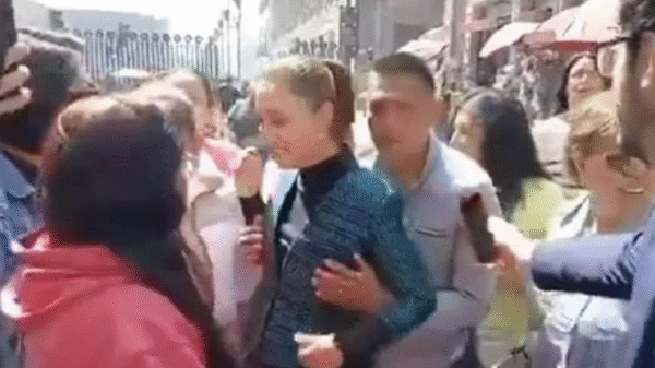 VIDEO: Hombre intenta besar y acosa a la presidenta Claudia Sheinbaum en el Centro Histórico de la CDMX