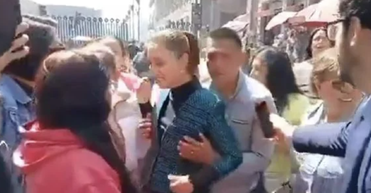 VIDEO: Hombre intenta besar y acosa a la presidenta Claudia Sheinbaum en el Centro Histórico de la CDMX