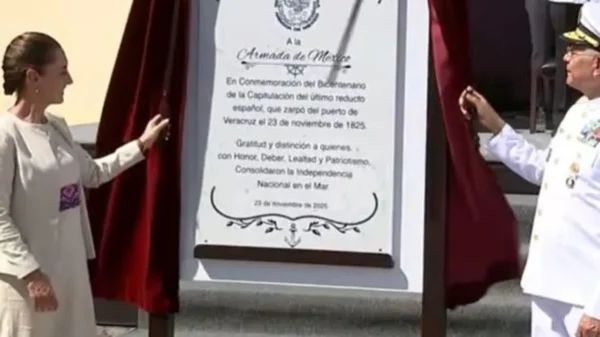 Devela Sheinbaum placa por 200 años de la independencia naval