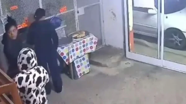 Video: Mujer obliga a su hija a robar pan en Puebla
