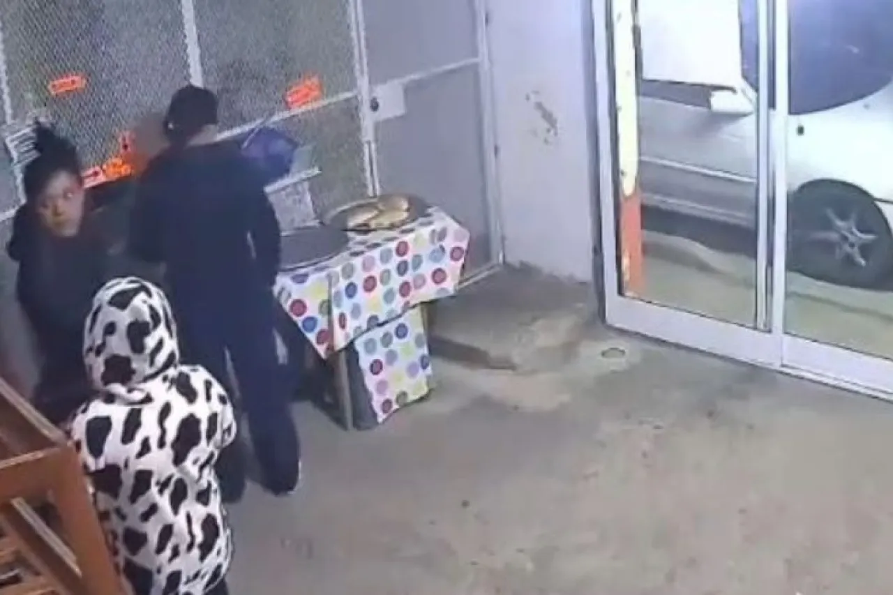 Video: Mujer obliga a su hija a robar pan en Puebla