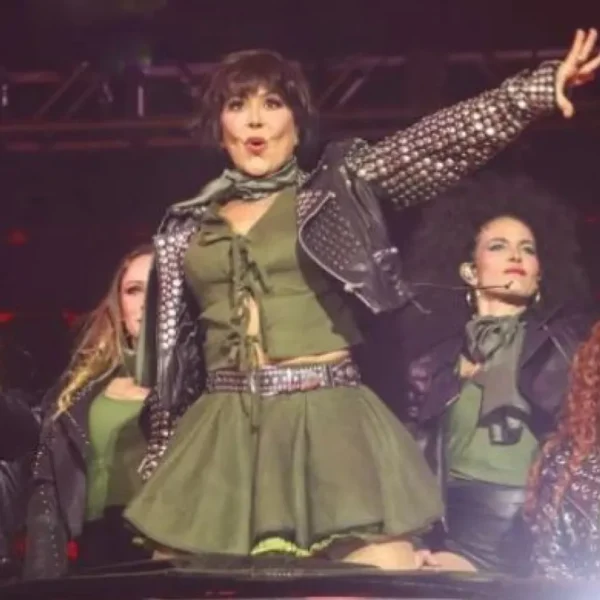 Alejandra Guzmán muestra su columna tras cirugía: 'Abrazo biomecánico'