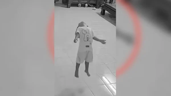 Video: Un niño flota y cae sin explicación ¿Fantasma, IA o truco digital?