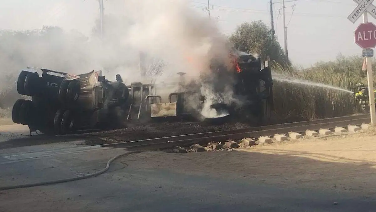 Tula: Explosión e incendio de pipa con combustible tras choque contra tren en Teocalco