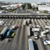Transportistas bloquean la autopista México–Toluca en protesta por la inseguridad (VIDEO)
