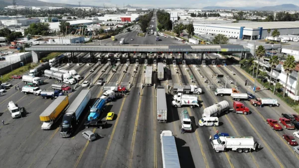 Transportistas bloquean la autopista México–Toluca en protesta por la inseguridad (VIDEO)