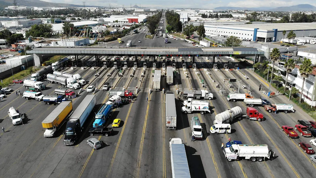 Transportistas bloquean la autopista México–Toluca en protesta por la inseguridad (VIDEO)