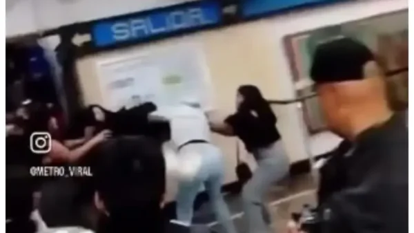 Pelea campal entre mujeres en el Metro CDMX; usuarios corean “dale, dale, dale, no pierdas el tino…”