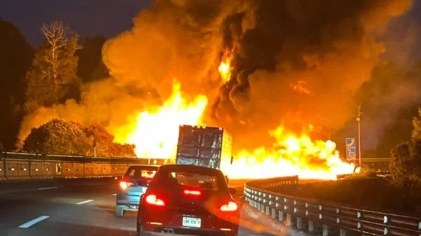 VIDEO: Pipa de gas se vuelca y explota; causa el cierre de la autopista México-Puebla