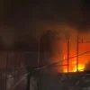 Voraz incendio en Tlalnepantla causa alarma tras consumir bodega