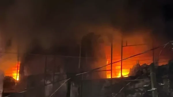 Voraz incendio en Tlalnepantla causa alarma tras consumir bodega