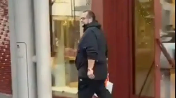 Captan a José Ramón López Beltrán, hijo de AMLO, de compras en tienda de lujo