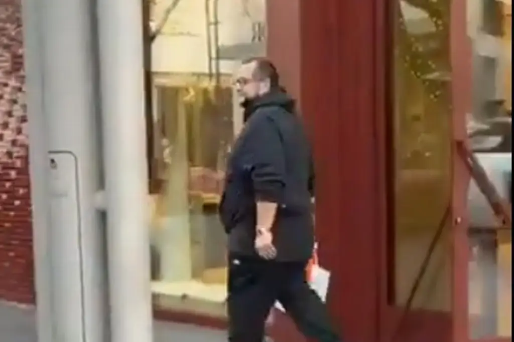 Captan a José Ramón López Beltrán, hijo de AMLO, de compras en tienda de lujo