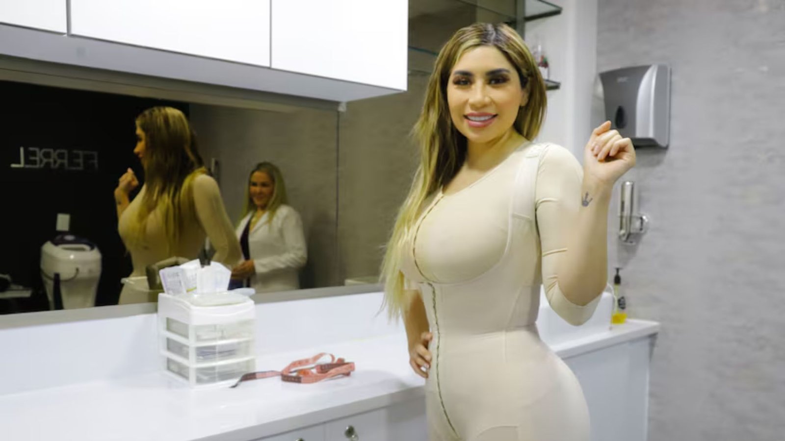 La Bebeshita impacta al mostrar procedimiento estético en vivo