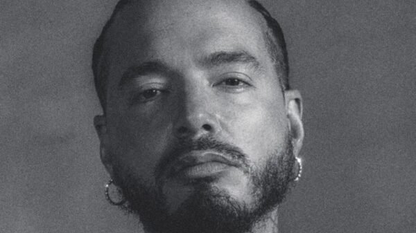 Video: J Balvin sufre caída al romperse el escenario