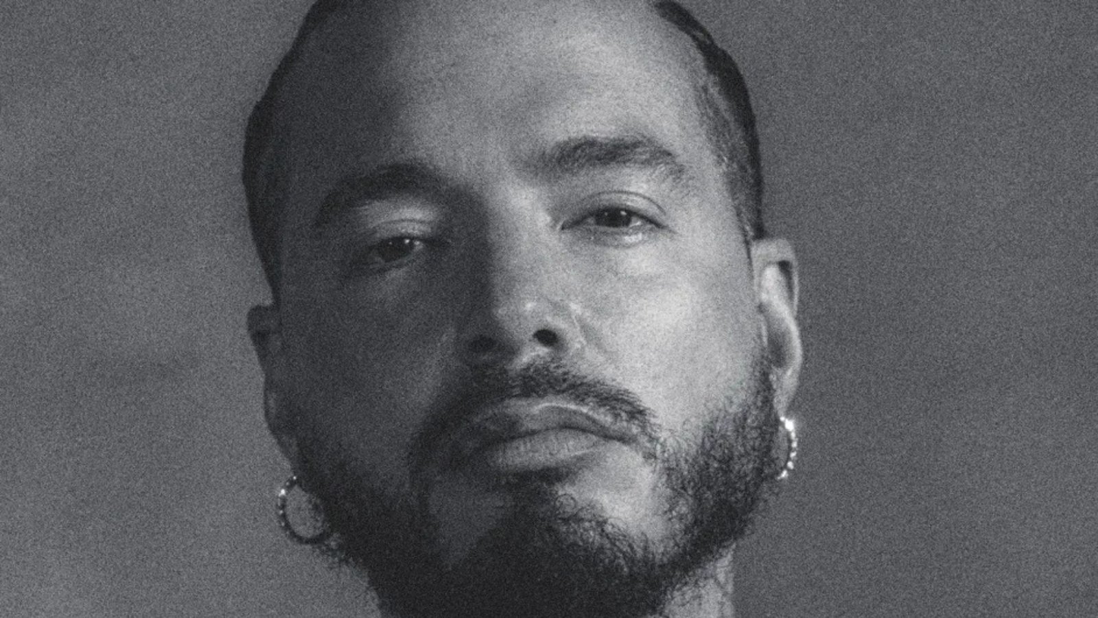 Video: J Balvin sufre caída al romperse el escenario