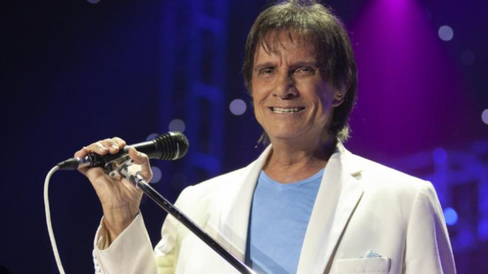 Hospitalizan de emergencia a Roberto Carlos tras accidente