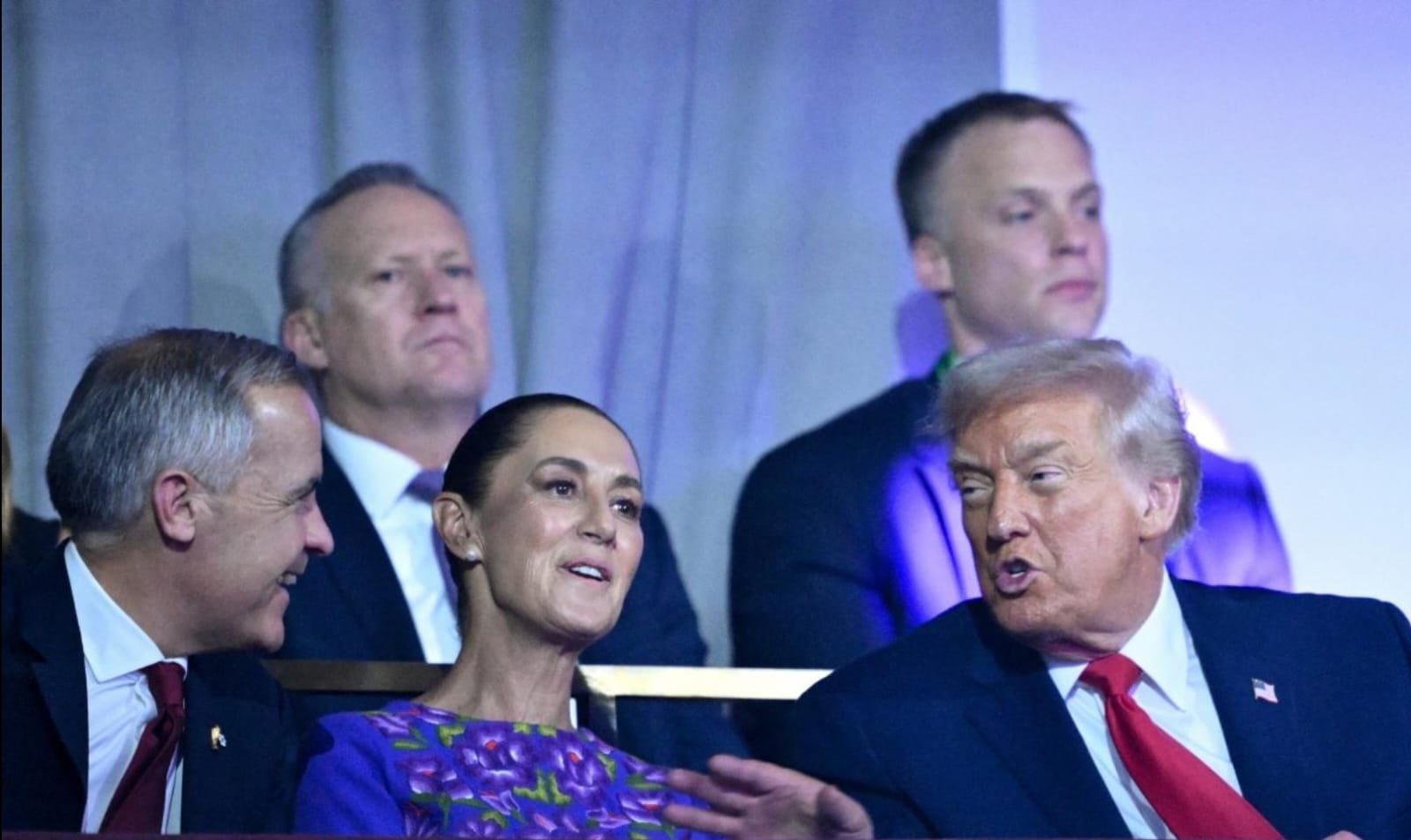 ¿De qué hablaron? Captan a Sheinbaum, Trump y Carney dialogando durante sorteo del Mundial 2026