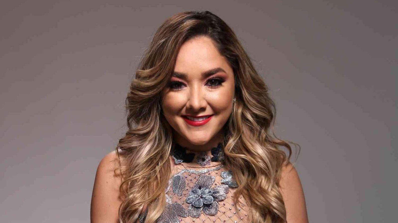 Sherlyn presume su drástico cambio de imagen y deslumbra con cuerpazo en redes