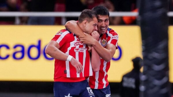 Chicharito Hernández se despide de Chivas pero evalúa ofertas para seguir en activo