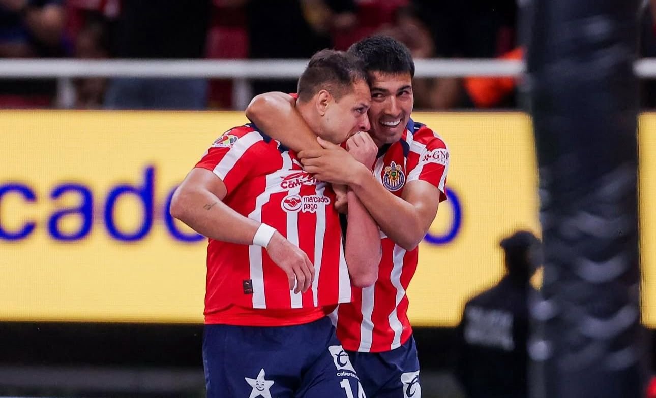 Chicharito Hernández se despide de Chivas pero evalúa ofertas para seguir en activo