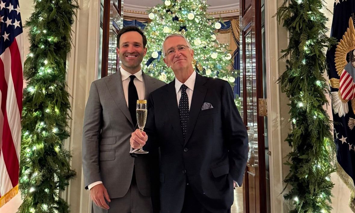 Señalamientos apuntan a pago de Salinas Pliego para asistir a cena navideña en la Casa Blanca